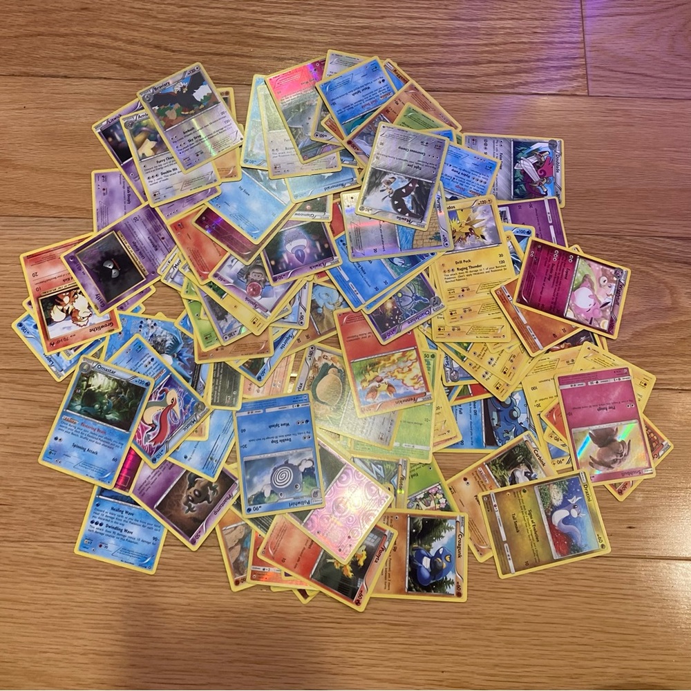 121 random Pokémon cards
